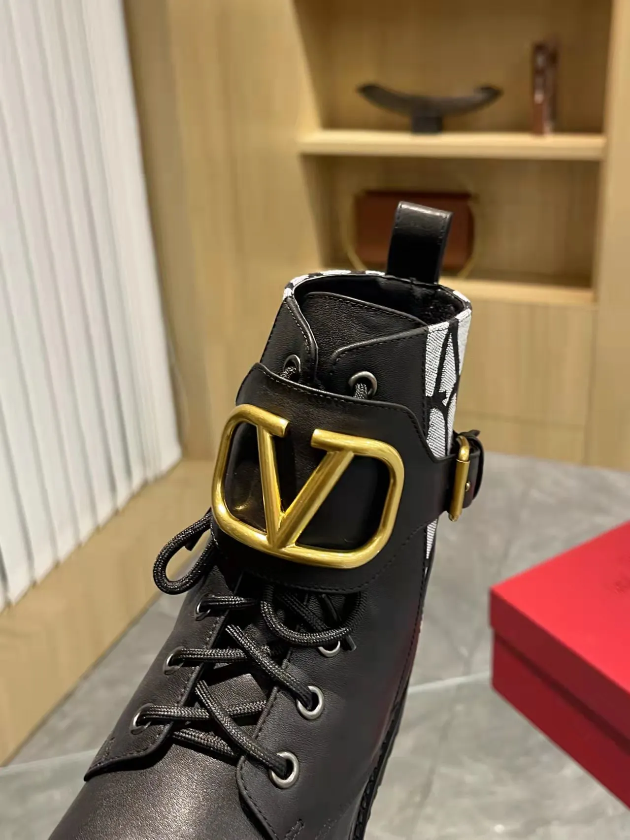 👟👟Ex-factory price 540👟👟 𝑉𝐴𝐿𝐸𝑁𝑇𝐼𝑁𝑂 Valentino's new autumn and winter Martin boots. The unique [V logo fabric print pattern] brings out a full sense of high-end, worth buying★Absolutely high-grade❥Original method Absolute sensibility❥Elegant style Create a different feeling, simple and elegant style!  Fabric: fabric printed cloth + imported cowhide. Lining: inner sheepskin. Bronze large buckle with high-end printing. Color: black, brown. Size: 35-41. (42 customized items cannot be returned or exchanged)